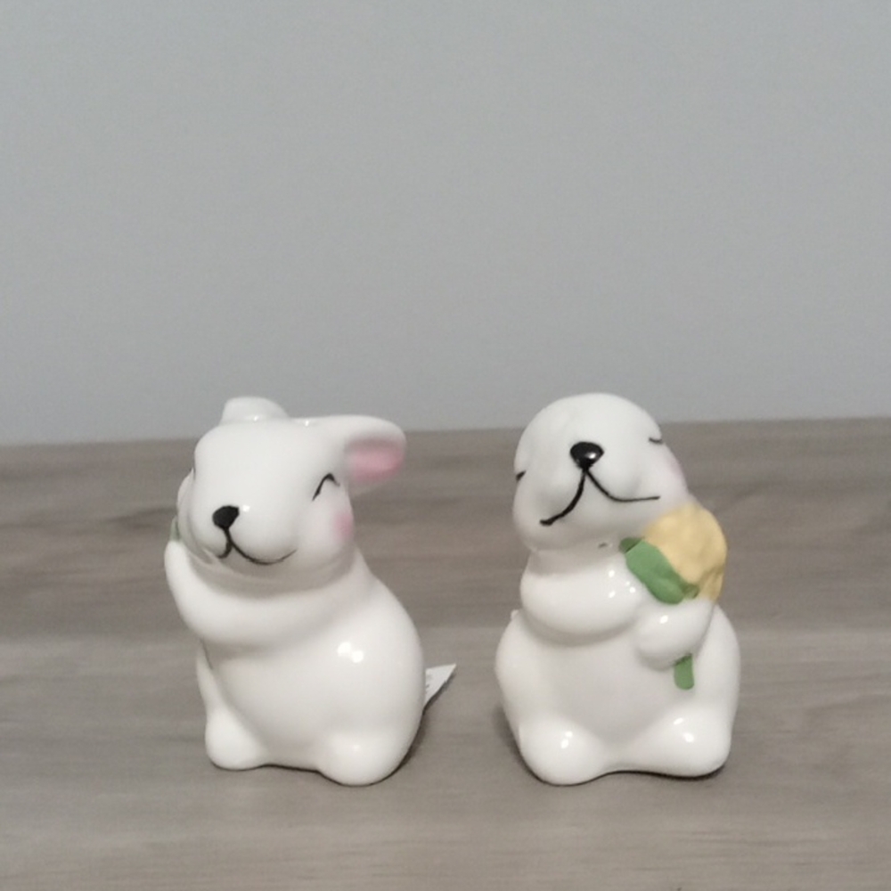 Cracker Barrel Easter Bunny Salt & Pepper Shakers